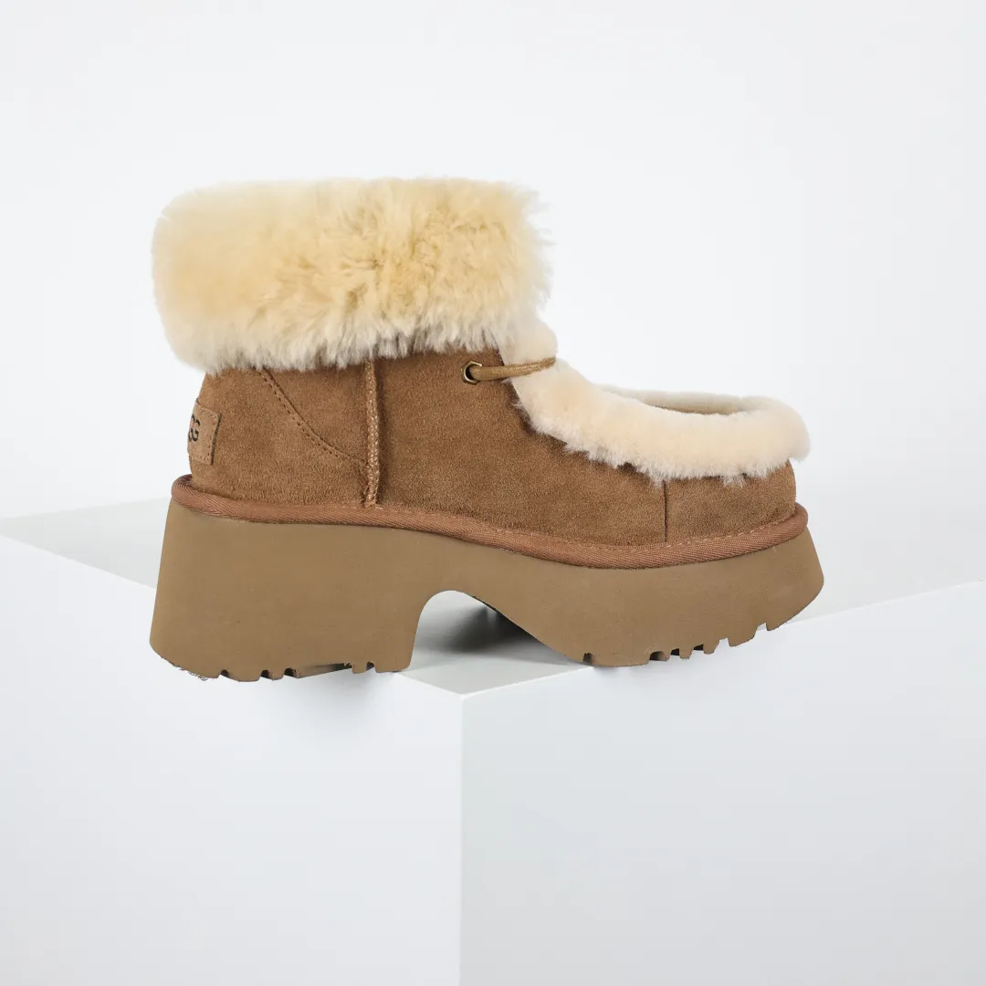Pick up locally 💰700 Core recommended good price Independently developed original outsole, cashmere insole, keeping warm in winter, suitable for home use. In recent years, uug has launched a style series, which is partially skewed towards the preferences of young consumers, and has also been at the forefront of fashion trends. Shoe body material, water-repellent coated suede upper, 17mm UGGPURE™ implanted wool insole, lightweight non-slip and comfortable rubber outsole, with brand LOGO, complete packaging, size: 35 36 37 38 39 40